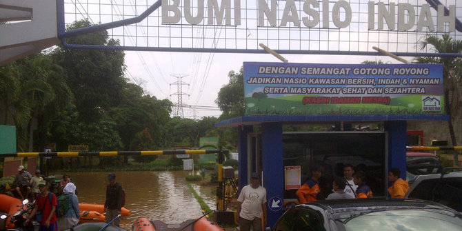 Tanggul jebol, perumahan di Bekasi banjir 2 meter