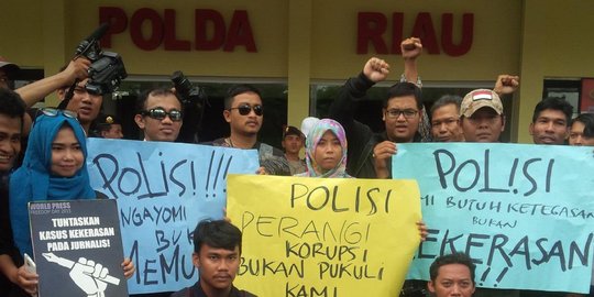 Wartawan geruduk Mapolda Riau kecam polisi penganiaya Zuhdy