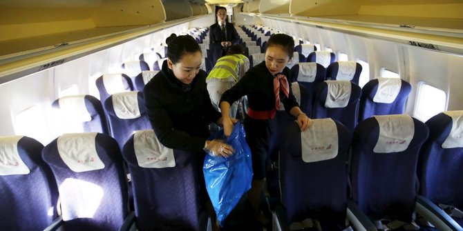 Intip pramugari cantik China bersih-bersih sampah kabin pesawat