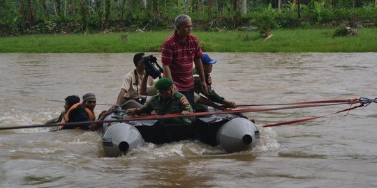 Ingin memilih bupati, warga Purbalingga seberangi sungai