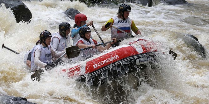 Persaingan sengit atlet rafting dunia arungi derasnya Sungai Citarik