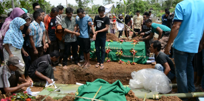 3 Korban tabrakan KRL vs Metromini Muara Angke dimakamkan di Cilacap