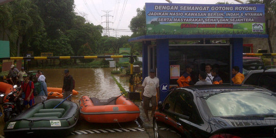 Tanggul jebol di Bekasi ditutup pakai karung isi pasir