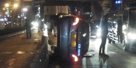 Tabrak separator jalur Transjakarta, taksi warna biru terbalik