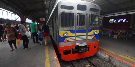 Tabrakan diri ke KRL, Mr X tewas mengenaskan Stasiun Palmerah