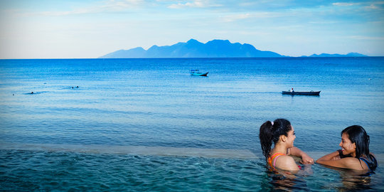 Nikmati keindahan pantai Maumere langsung dari atas tempat tidur