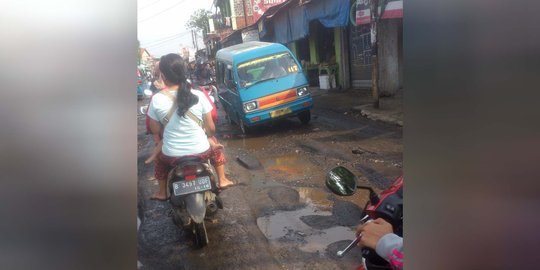 Jalan rusak parah, naik angkot di Bojonggede berasa naik perahu