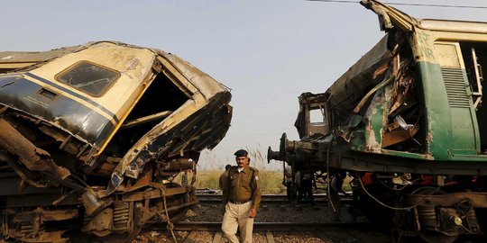 Bertabrakan, dua kereta penumpang di India remuk
