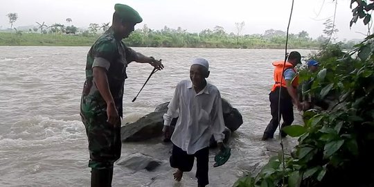 Demi nyoblos, warga di Purbalingga rela seberangi sungai