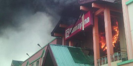 Api di Ramayana Pekanbaru makin besar, kini muncul bau menyengat