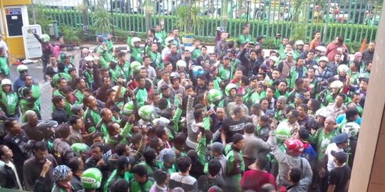 Solidaritas anggota GO-JEK versus preman Jakarta