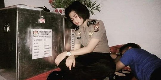 Demi tugas, Polwan cantik ini sampai ketiduran jaga kotak suara