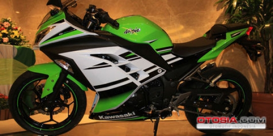 Helm Nolan N86 menanti peminang Ninja 300