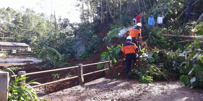 Hujan deras, 4 rumah warga di Cilacap tertimpa longsor