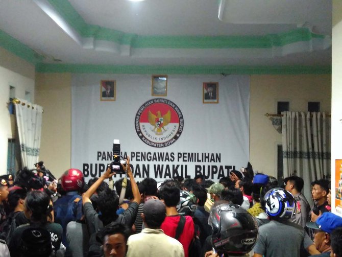 kantor panwaslu gowa dikepung