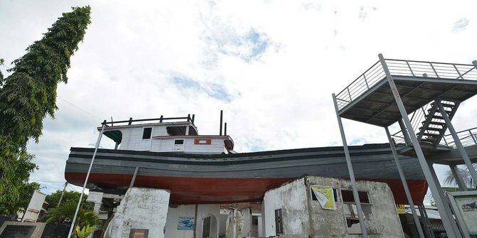 Mengunjungi situs tsunami, kapal tersangkut di atas rumah di Aceh