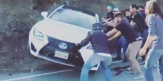 [Video] Baru beli seminggu, Lexus RC F terbalik di jalanan