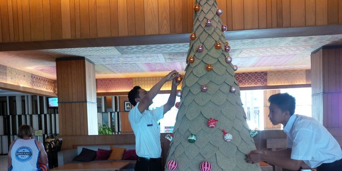 Unik karyawan Hotel  Inna Bali buat pohon Natal  dari pasir 