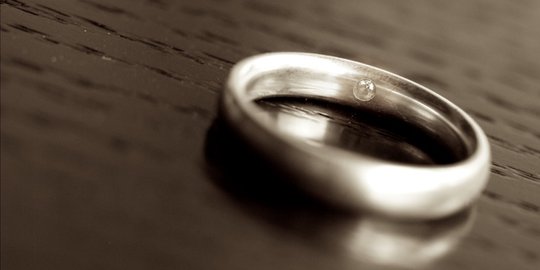 Semakin romantis dengan cincin yang bisa simpan DNA pasangan