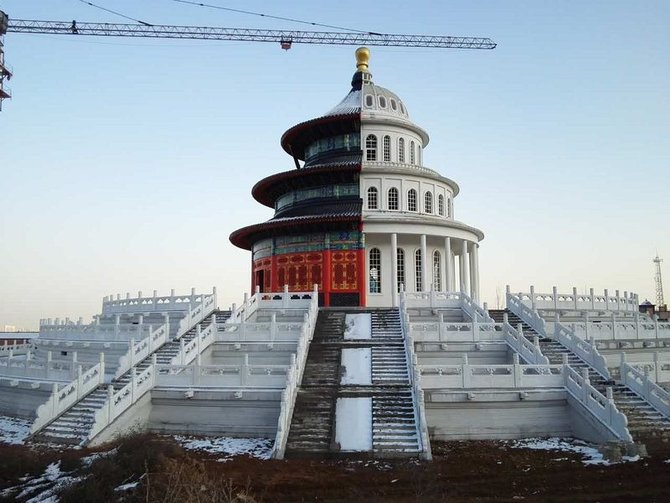 gedung dengan dua gaya arsitektur di new great wall international