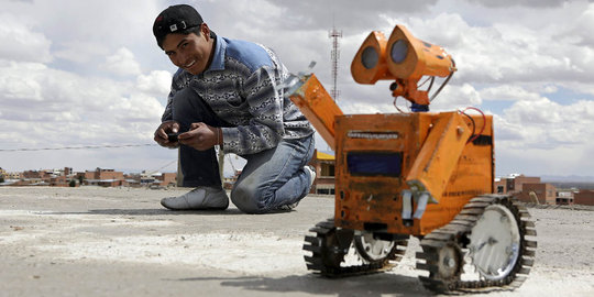 Pemuda Bolivia ini sulap sampah jadi robot animasi Wall-E