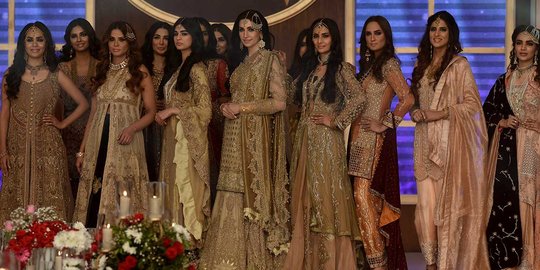 Aksi model cantik Pakistan di Fashion Bridal Couture Week