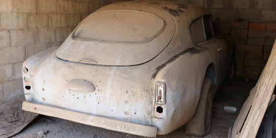 Pria ini temukan Aston Martin langka 'membusuk' dalam gudang