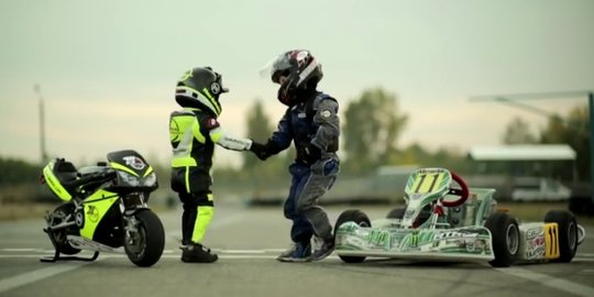 [Video] Keren, dua balita ini sudah bisa jadi pembalap!