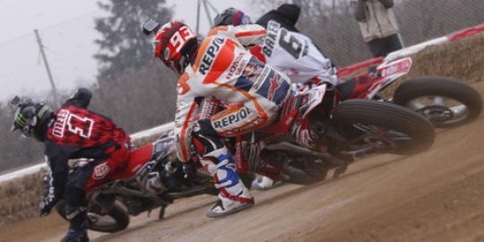 Serunya Marc Marquez latihan bareng dirt tracker dunia