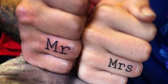 Kini pasangan menggunakan tato untuk tandai hubungan mereka