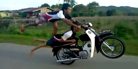 [Video] Meski atraktif, dua pengendara motor ini tak boleh ditiru