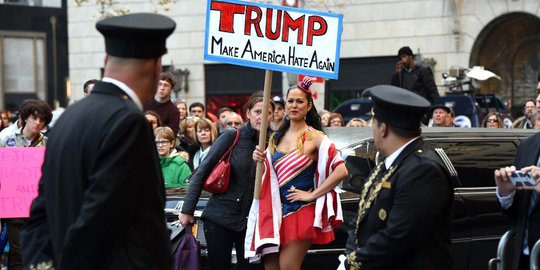 Demo Donald Trump, wanita ini rela berpakaian seksi di depan umum