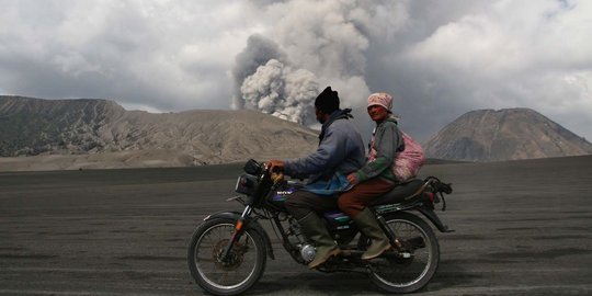 Memantau lebih dekat semburan abu vulkanik Gunung Bromo