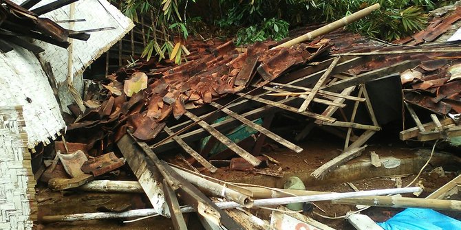 Puluhan rumah di Banyumas rusak tersambar petir dan tertimpa longsor