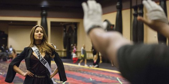 Intip latihan kontestan Miss Universe 2015 jelang malam final