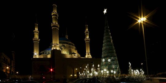 Pohon Natal raksasa berdiri di depan masjid Lebanon