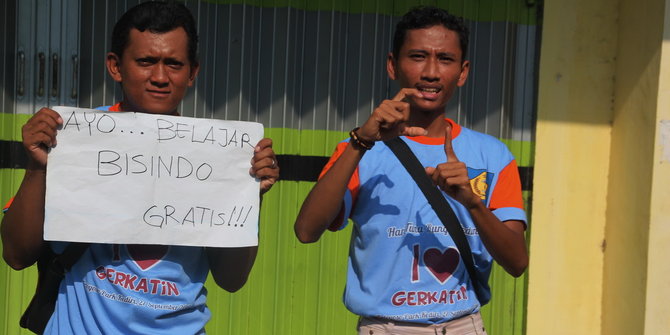 Belajar bahasa isyarat Indonesia di jalanan