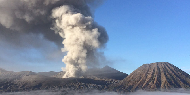 Semburan abu vulkanik Gunung Bromo meningkat jadi 1.500 meter