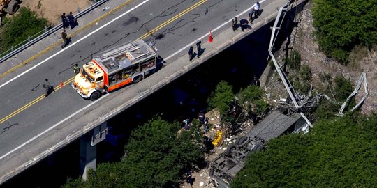 Bus polisi di Argentina jatuh dari jalan layang, 42 orang tewas