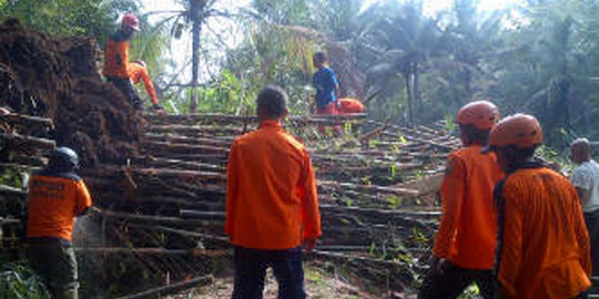 Sedang berada di dalam kandang kambing, Adim tewas tertimpa longsor