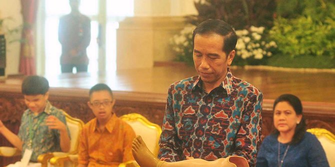 Jokowi: Detik ini mama minta pulsa, berikutnya papa minta yang lain