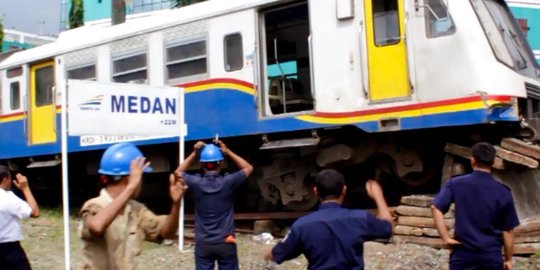 Masinis diduga lupa ngerem, KRD di Medan hajar jalanan beton