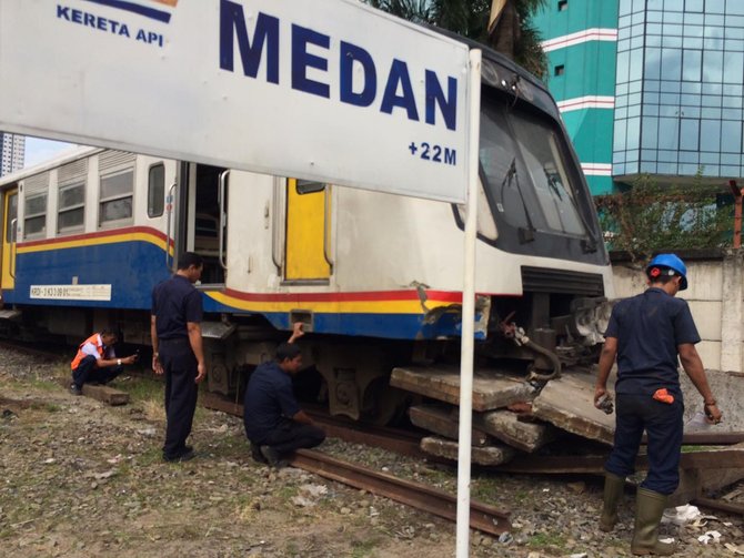 kereta tabrak pembatas di medan