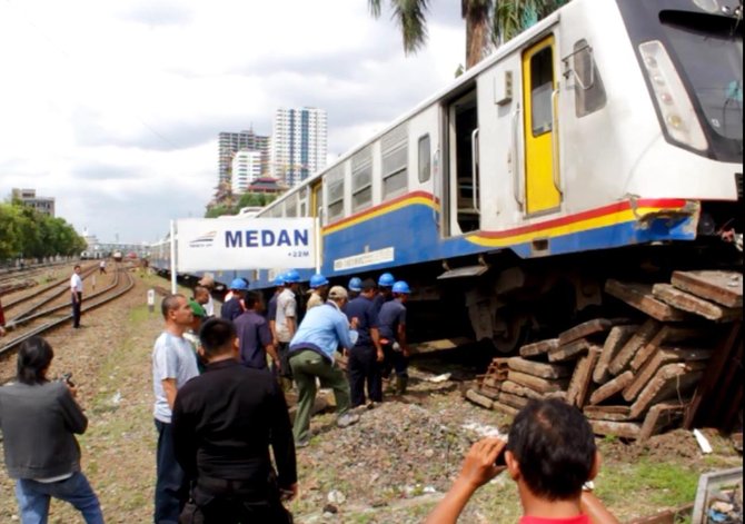 kereta tabrak pembatas di medan