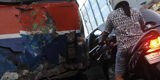 Diduga ugal-ugalan Metro Mini tabrak 2 pejalan kaki, satu tewas