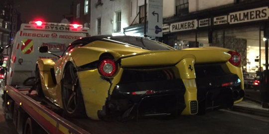 Pecah ban, LaFerrari kuning ini nabrak pembatas jalan