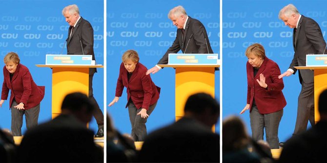 Ekspresi Angela Merkel tersandung dan nyaris jatuh di atas panggung