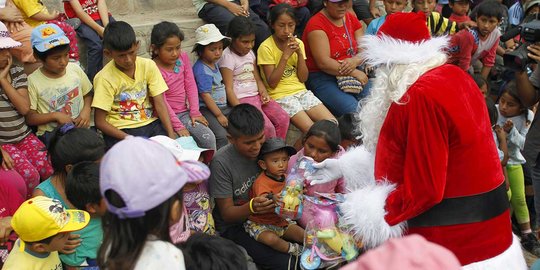 Polisi berseragam Santa Claus hibur anak-anak