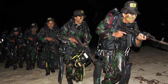 Aksi prajurit amfibi TNI latihan selam tempur di kegelapan malam