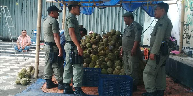 Satpol PP Kediri sita 5 ton durian milik Mislan